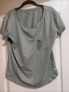 Vuori Short Sleeve Pocket Tee. Small. GUC.